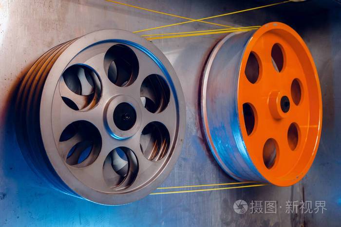 在一個(gè)生產(chǎn)電力電纜和光纖的現(xiàn)代化工廠里電纜制造機(jī)械零件